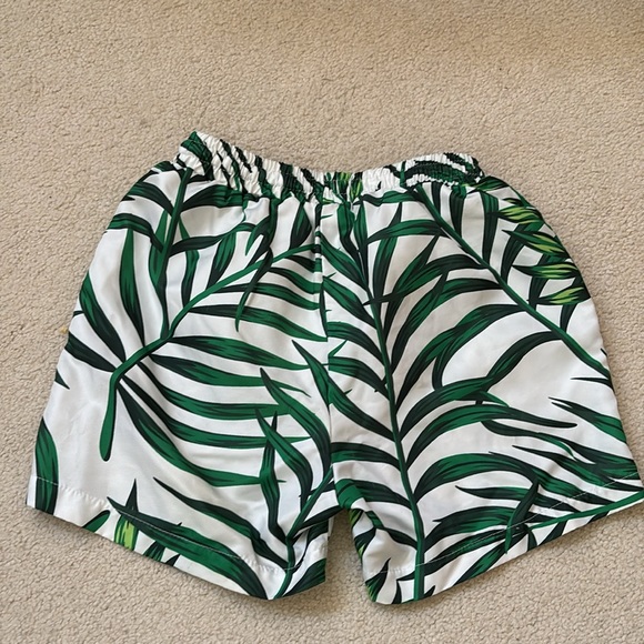 Two boys, Hawaiian swim trunks size 6/7 - Picture 7 of 8